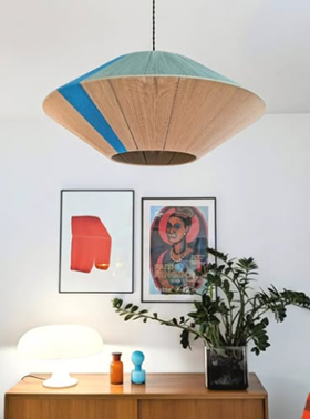 Suspension colorée en fil de coton tissé avec une bande bleu de Prusse, suspendue au-dessus d’une enfilade scandinave.